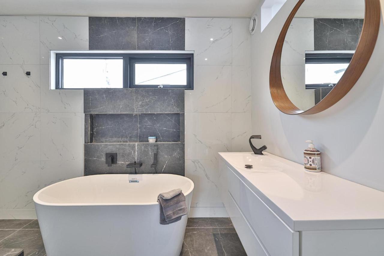 New Modern 1400 Sq Ft Coach House Near Everything Торонто Экстерьер фото