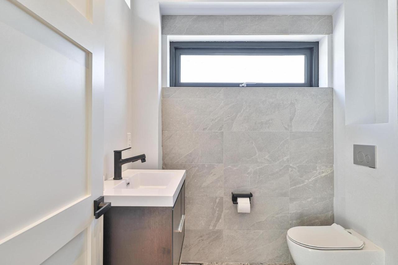 New Modern 1400 Sq Ft Coach House Near Everything Торонто Экстерьер фото