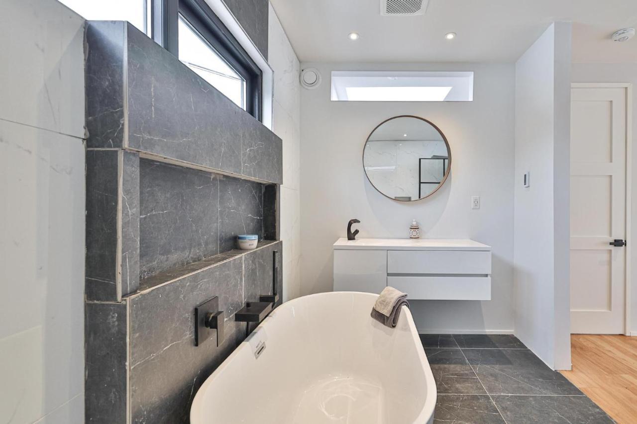 New Modern 1400 Sq Ft Coach House Near Everything Торонто Экстерьер фото