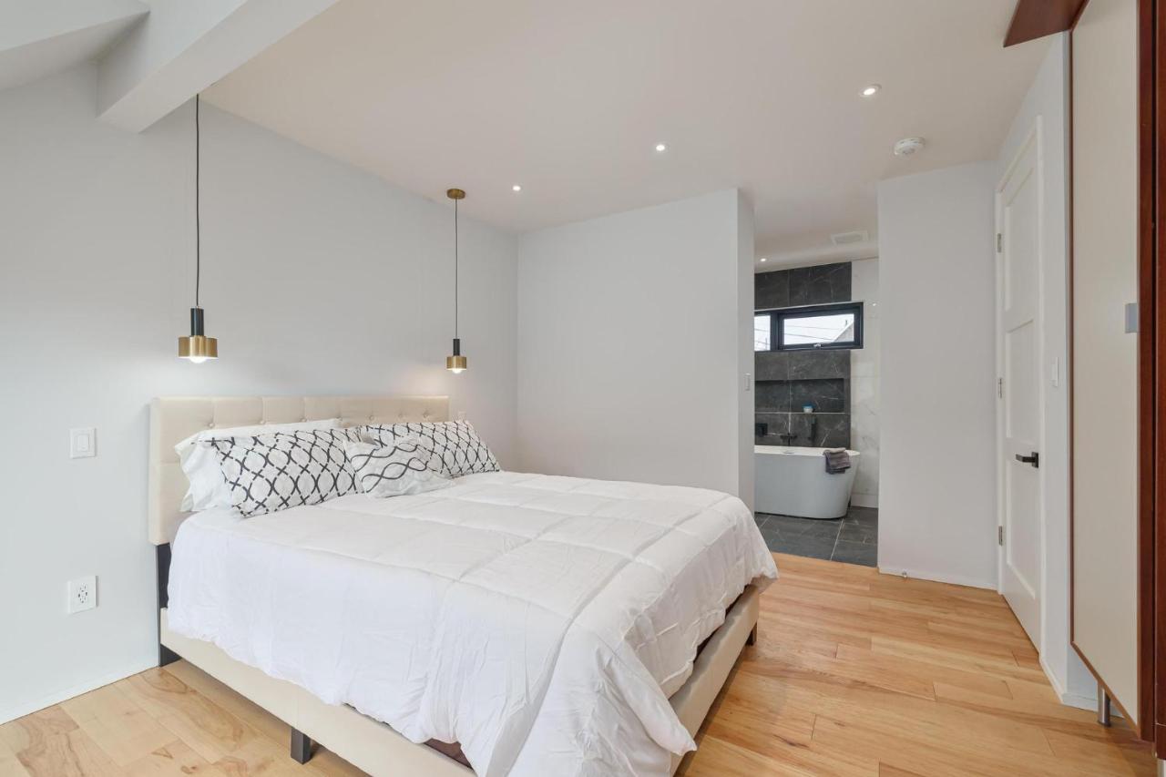 New Modern 1400 Sq Ft Coach House Near Everything Торонто Экстерьер фото