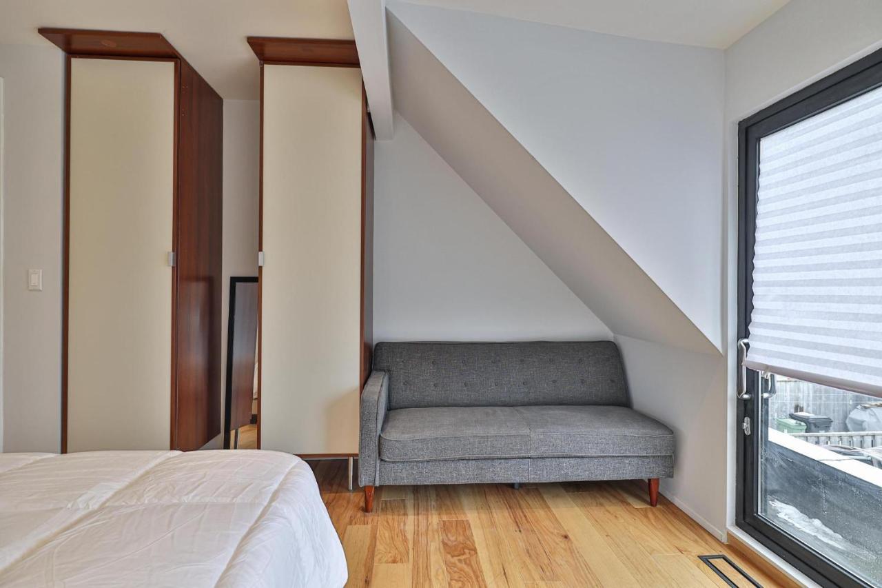 New Modern 1400 Sq Ft Coach House Near Everything Торонто Экстерьер фото