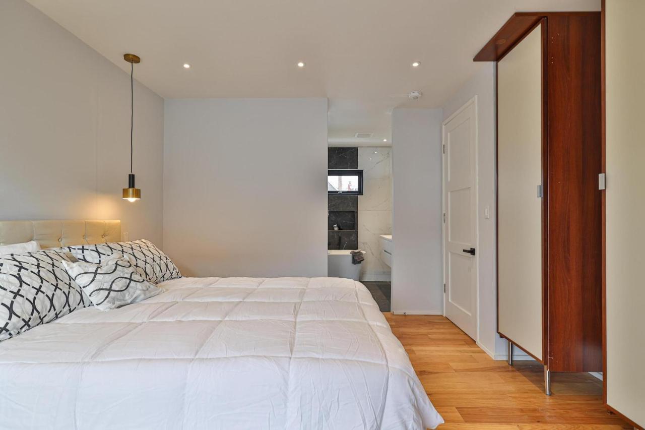 New Modern 1400 Sq Ft Coach House Near Everything Торонто Экстерьер фото