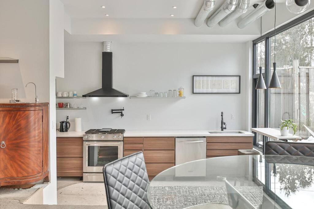 New Modern 1400 Sq Ft Coach House Near Everything Торонто Экстерьер фото