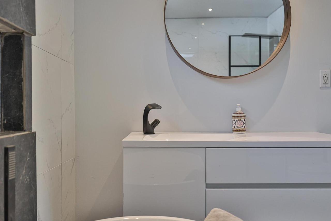 New Modern 1400 Sq Ft Coach House Near Everything Торонто Экстерьер фото