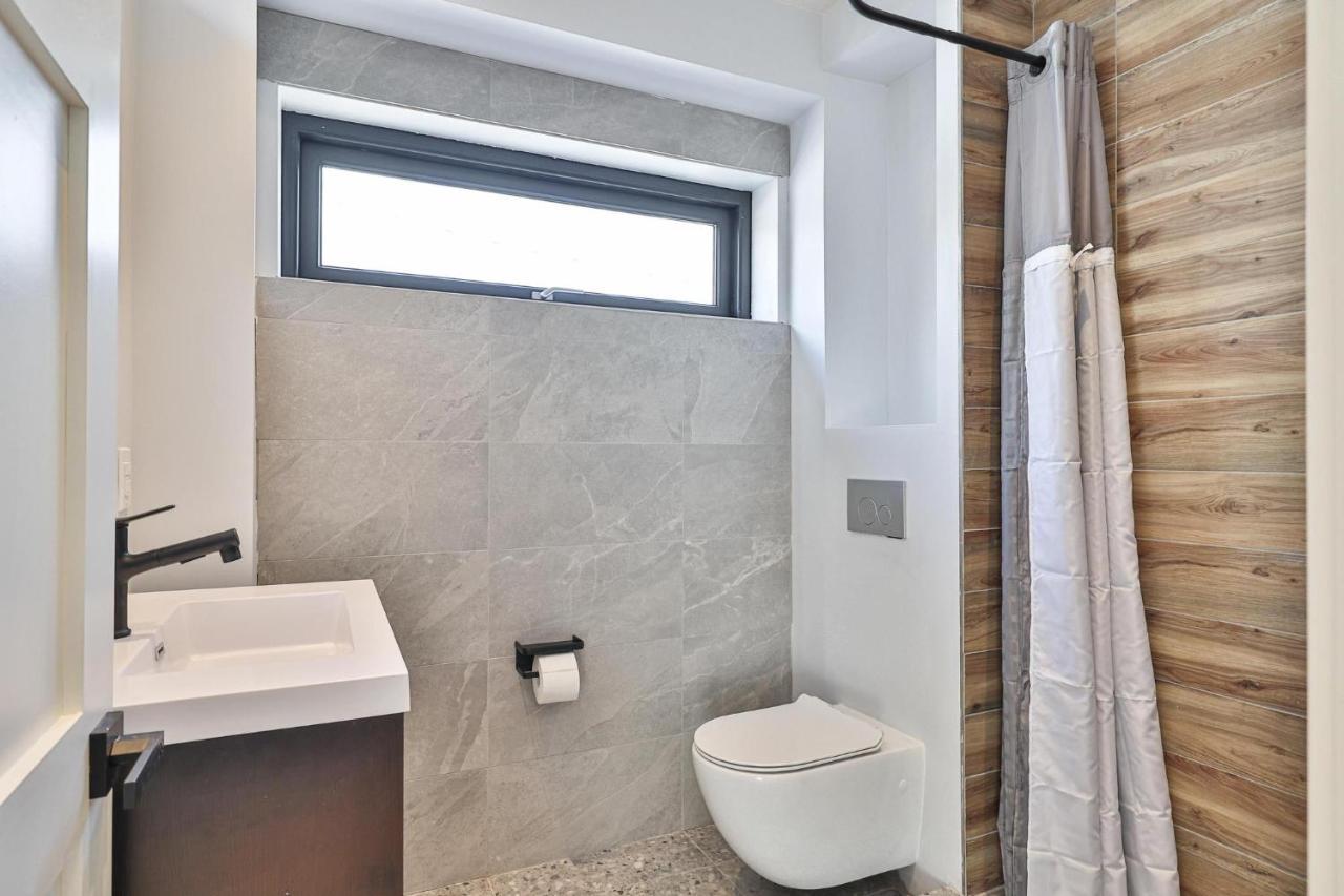 New Modern 1400 Sq Ft Coach House Near Everything Торонто Экстерьер фото