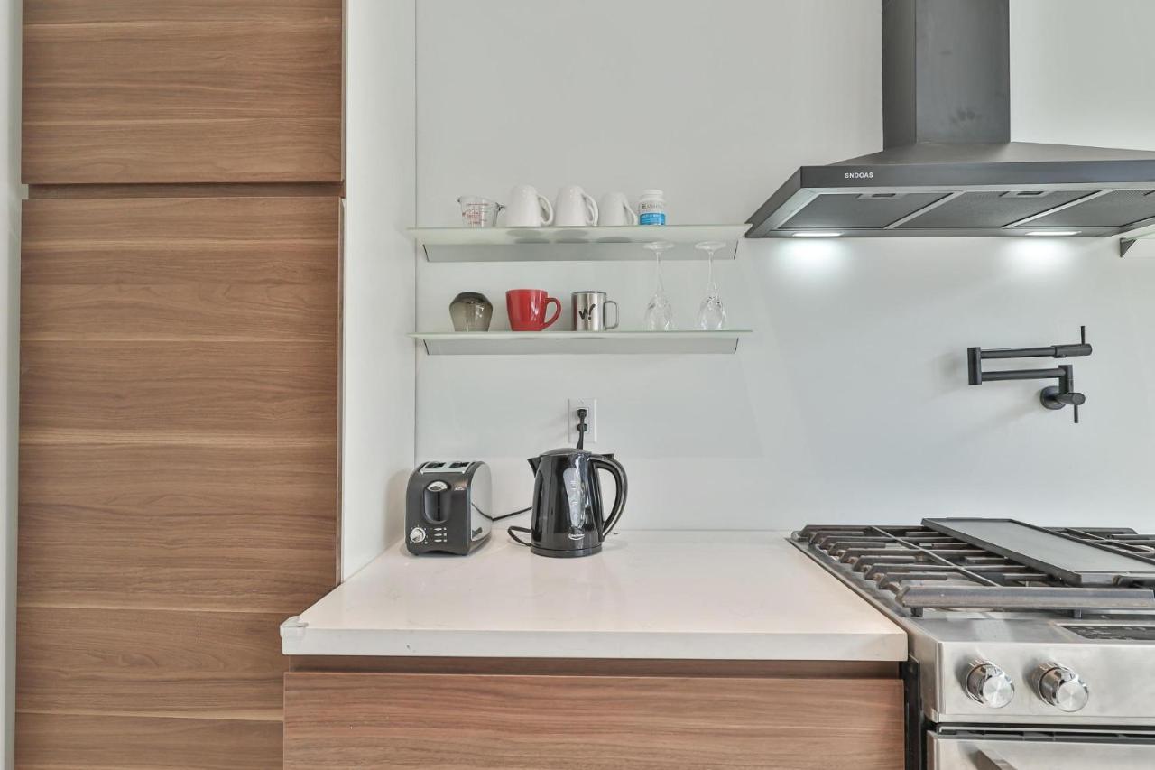 New Modern 1400 Sq Ft Coach House Near Everything Торонто Экстерьер фото