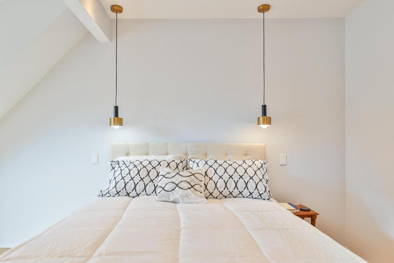New Modern 1400 Sq Ft Coach House Near Everything Торонто Экстерьер фото