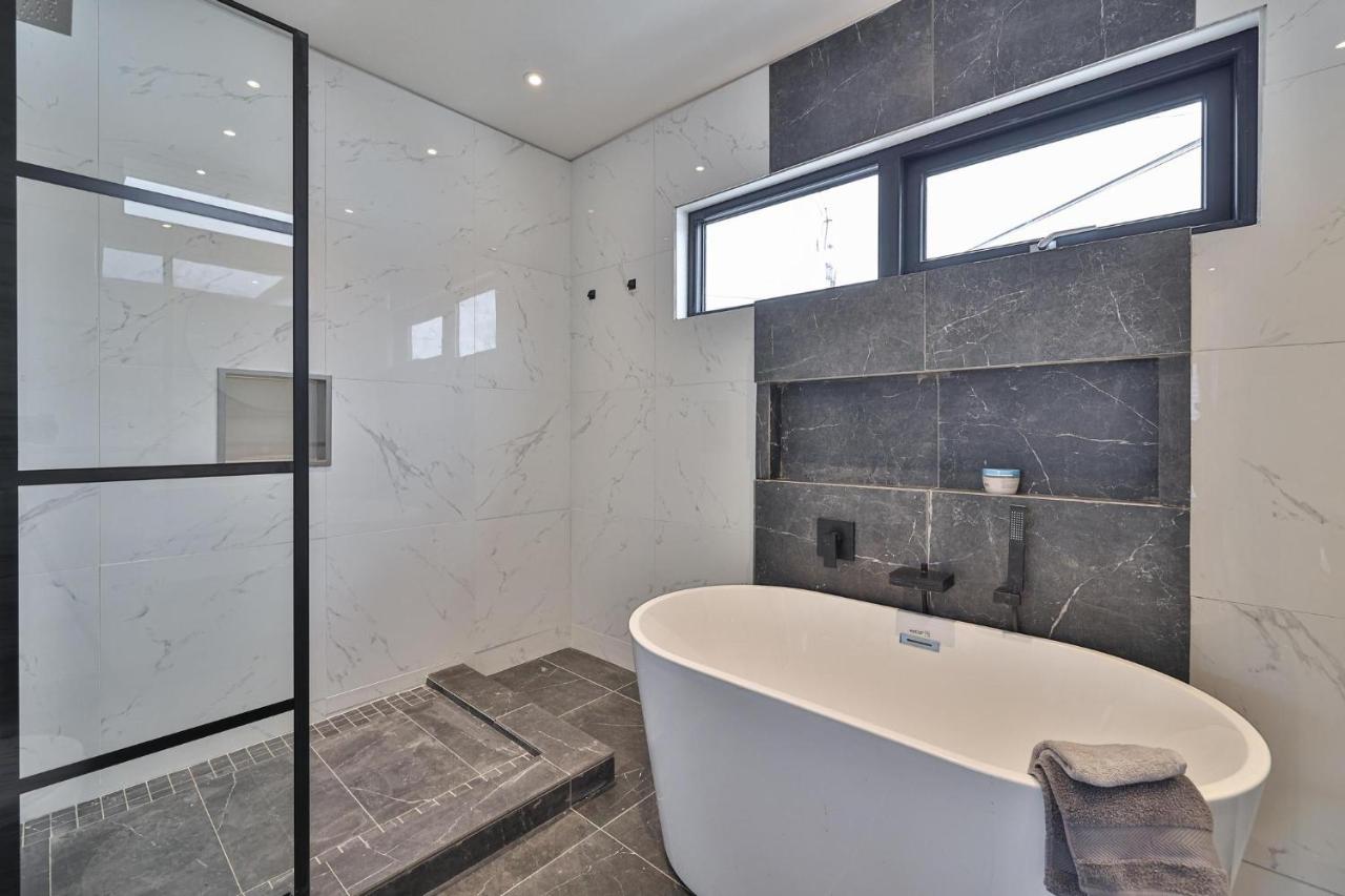 New Modern 1400 Sq Ft Coach House Near Everything Торонто Экстерьер фото