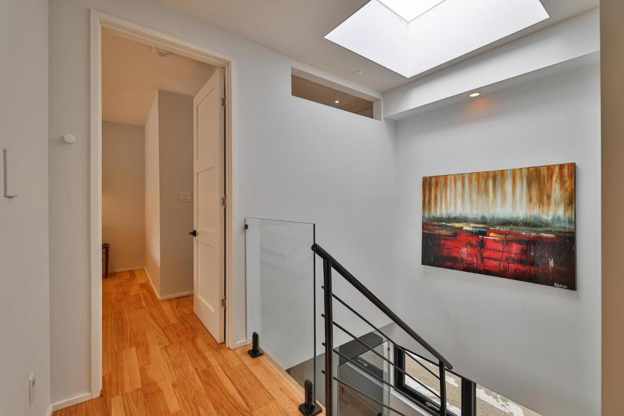 New Modern 1400 Sq Ft Coach House Near Everything Торонто Экстерьер фото