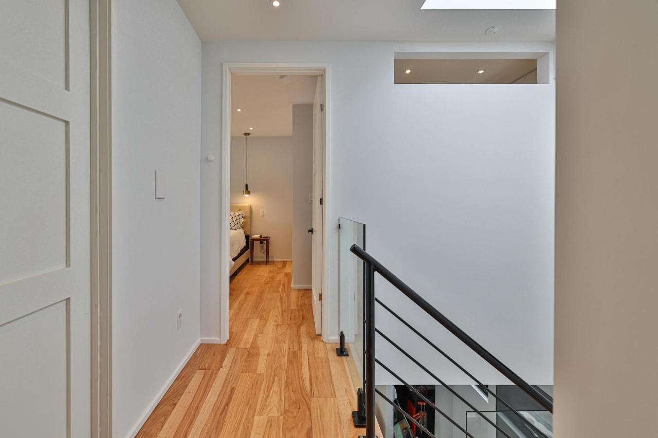 New Modern 1400 Sq Ft Coach House Near Everything Торонто Экстерьер фото
